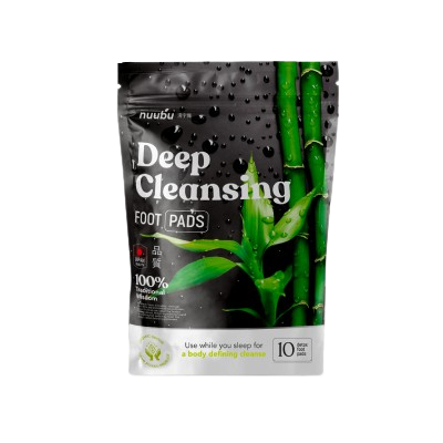 Patchs Nuubu Detox Foot Patches appliqués sur la plante des pieds, montrant leur design naturel pour favoriser la détoxification.