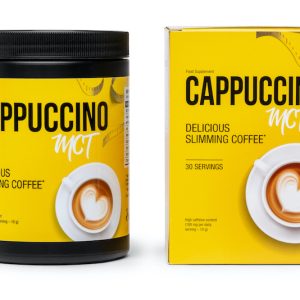 Tasse de cappuccino MCT crémeux avec mousse onctueuse, entourée de grains de café et d'une cuillère en bois.