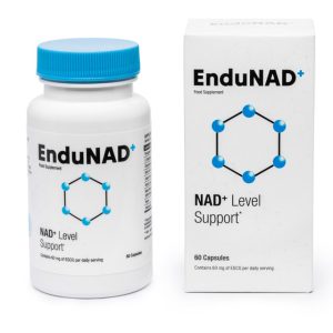 Boîte d'EnduNAD, complément alimentaire pour soutenir la production de NAD+ et la vitalité, avec capsules blanches et logo sur fond blanc.