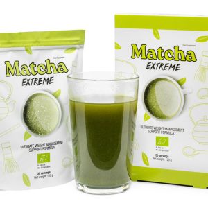 Bol de matcha vert vif avec poudre de matcha en poudre, tasse en céramique et fouet traditionnel, ambiance zen et naturelle.
