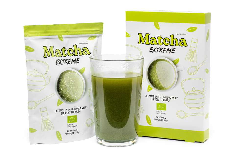 Bol de matcha vert vif avec poudre de matcha en poudre, tasse en céramique et fouet traditionnel, ambiance zen et naturelle.
