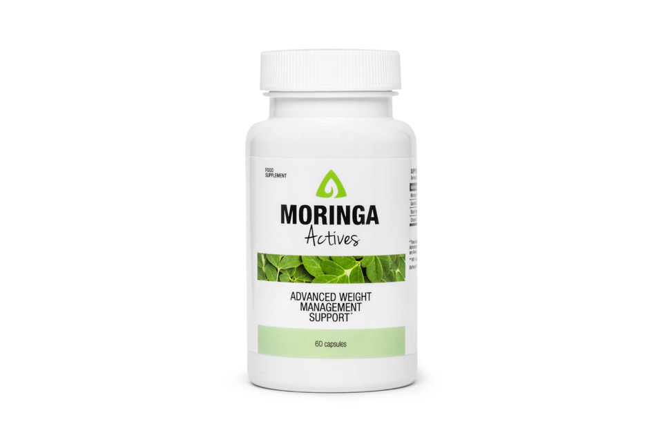 Photo du complément Moringa Actives : capsule verte bio, avec feuilles de moringa fraîches en arrière-plan, illustration de santé naturelle.