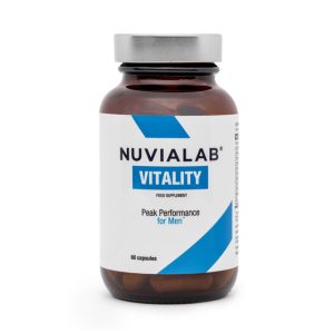 Boîte de NuviaLab Vitality avec capsules, entourée d'herbes, vitamines et minéraux, symbole de vitalité et d'énergie naturelles.