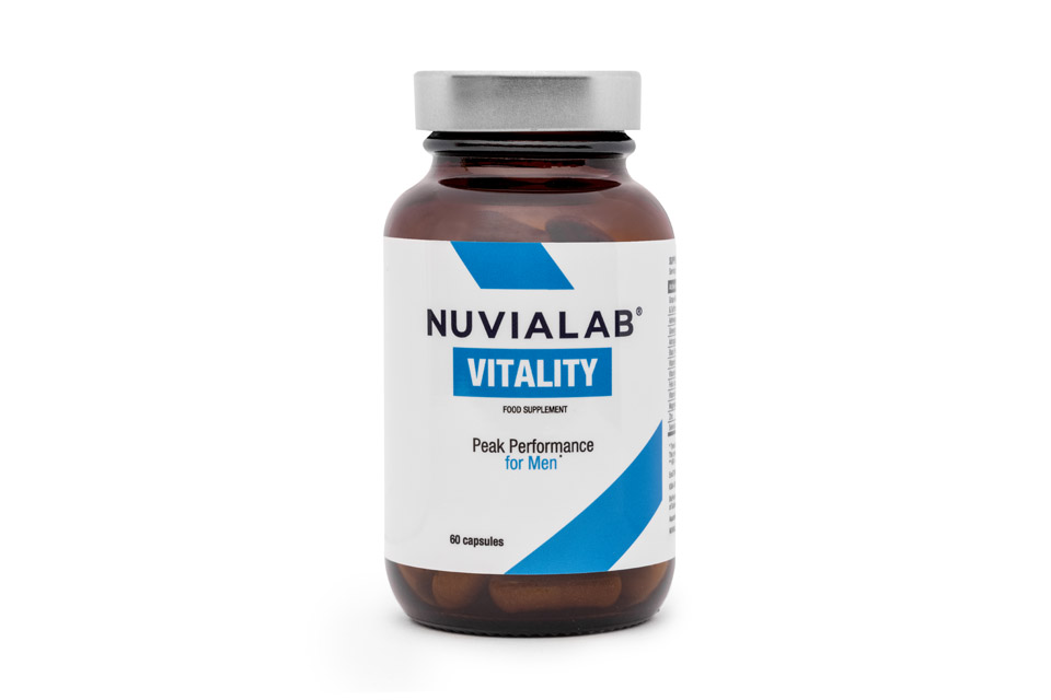 Boîte de NuviaLab Vitality avec capsules, entourée d'herbes, vitamines et minéraux, symbole de vitalité et d'énergie naturelles.