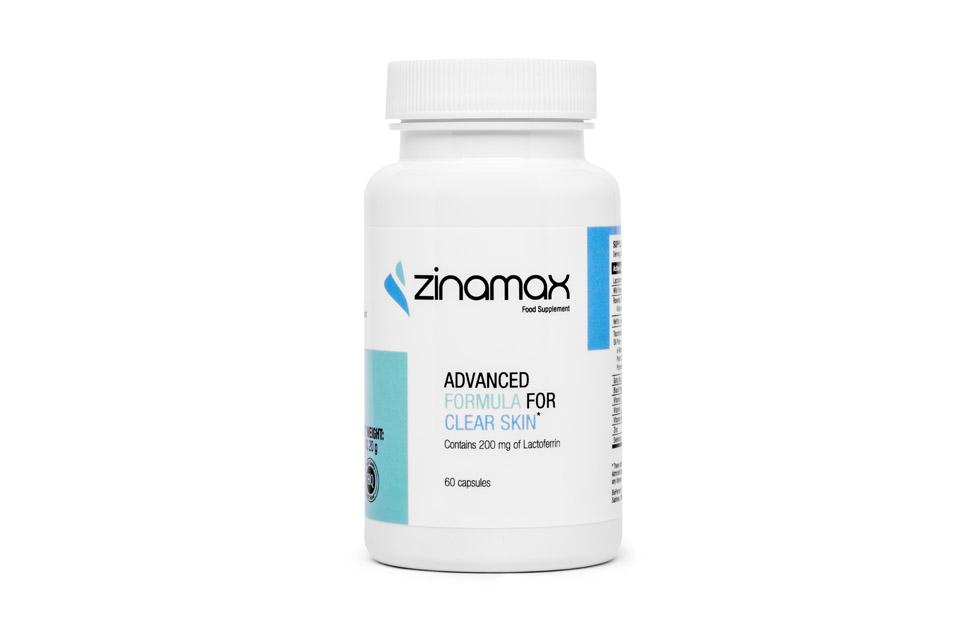 Boîte de Zinamax avec capsules, entourée de plantes, évoquant ses ingrédients naturels et ses bienfaits anti-acné, pour une peau saine.