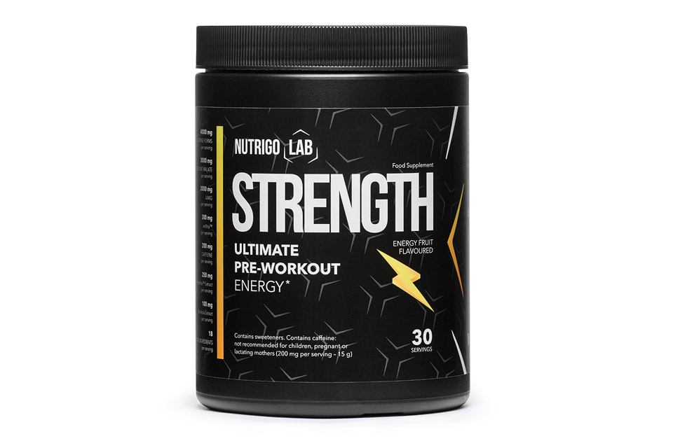 Image d’un sachet de Nutrigo Lab Strength, supplément pré-entraînement pour athlètes, avec ingrédients et logo, sur fond dynamique.